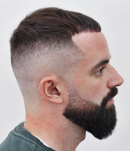 Side part z fade i brodą Klasyczne boczne zaczesanie z fade i pełną krótką brodą