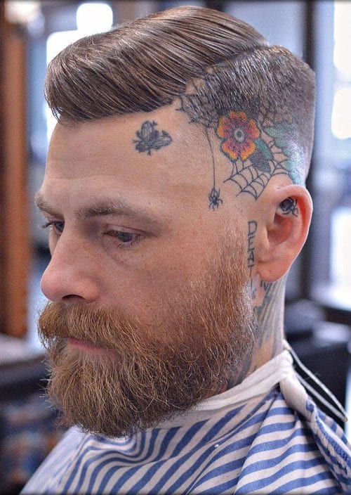 Pompadour z rudą brodą Męski pompadour z wygolonymi bokami i rudą brodą
