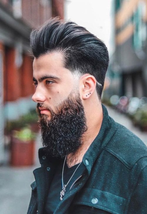 Wysokie zaczesanie z długą brodą Wysoki slick back z krótkimi bokami i długą czarną brodą