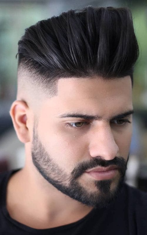 Wysoki quiff z precyzyjną brodą Wysoki quiff z skin fade i krótko przystrzyżoną brodą
