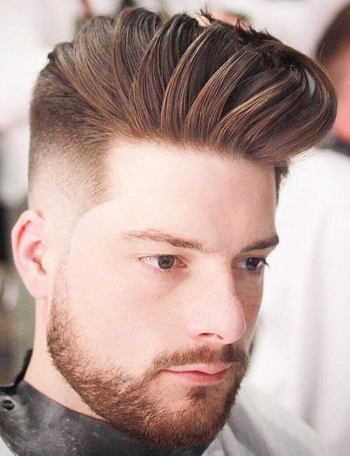 Rudy quiff z wycieniowanymi bokami Rudy wysoki quiff z fade i krótką brodą