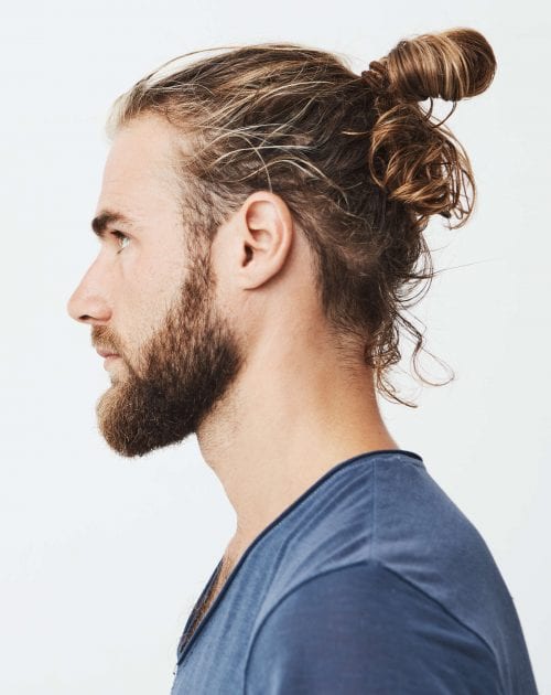 Man bun z krótką brodą Męski kok z długich włosów i krótka naturalna broda