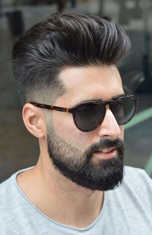 Pompadour z brodą i okularami Wysoki pompadour z krótkimi bokami i pełną brodą
