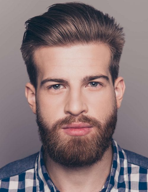 Elegancki quiff z pełną brodą Klasyczny quiff zaczesany na bok z pełną brodą