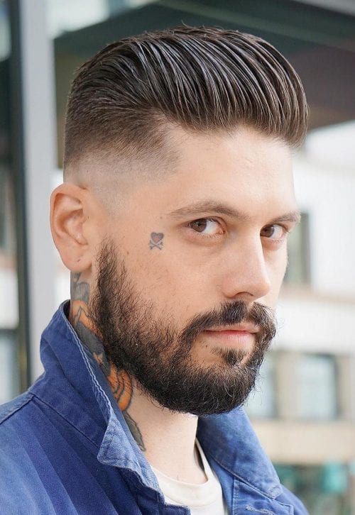 Slick back z fade i krótką brodą Slick back z wysokim fade i krótką pełną brodą