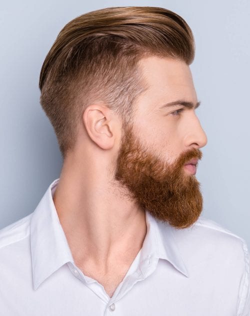 Boczny quiff z rudą brodą Rudy quiff zaczesany na bok z krótkimi bokami i pełną brodą