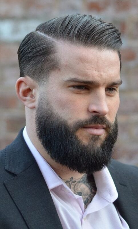 Slick back z podcięciem i brodą Włosy męskie zaczesane do tyłu z krótkimi bokami i pełną brodą