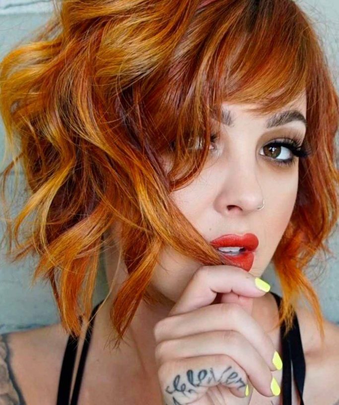 Urzekające miedziane cienie dla jesiennych fryzur