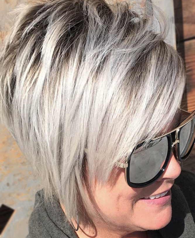 Wspaniałe fryzury z grzywką dla starszych kobiet