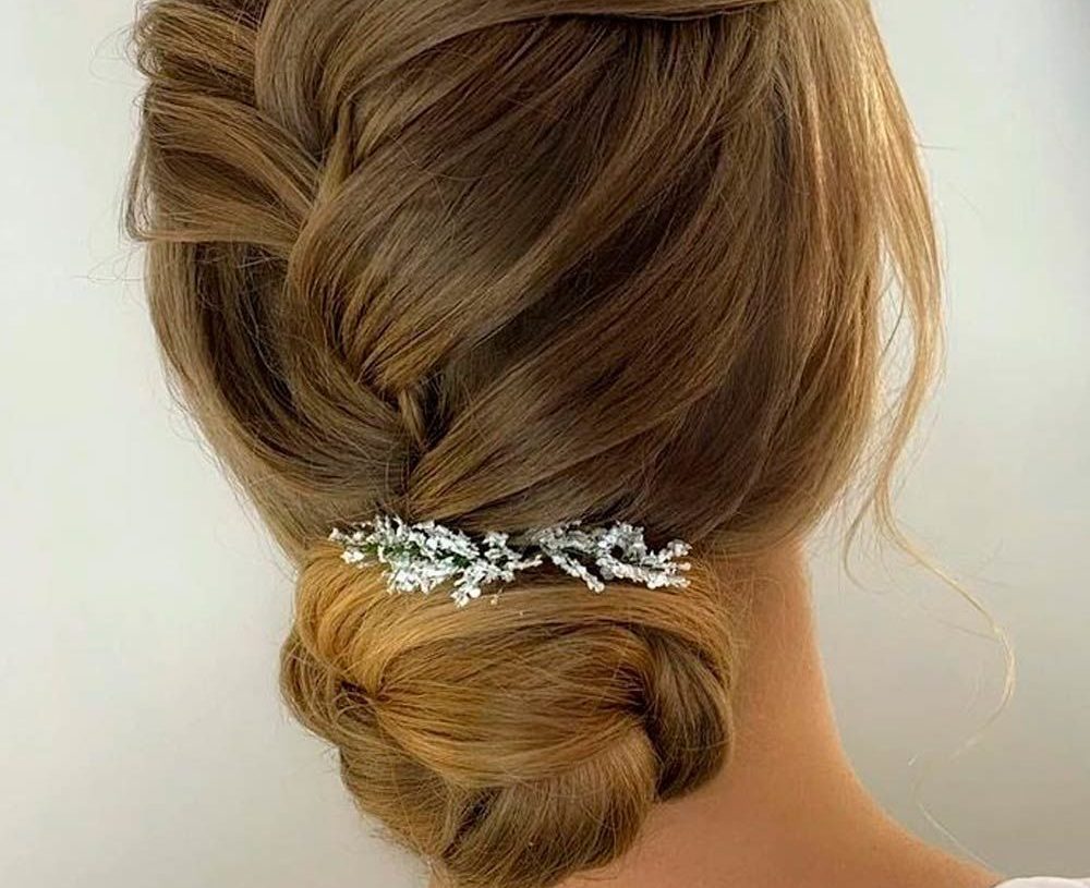 Wykwintne i kobiece pomysły fryzur na wakacje