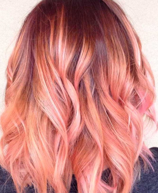 Zabawne i zalotne odcienie truskawkowego blondu włosów