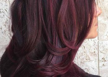 Zmysłowe odcienie burgundowych włosów