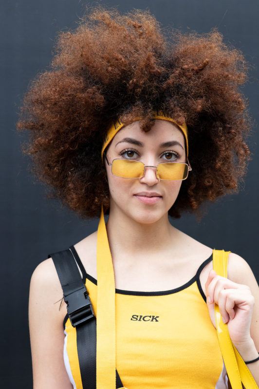 Pełna fryzura afro z opaską Pełna fryzura afro z opaską na mocno kręconych włosach