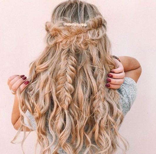 Blond półupięcie z warkoczami fishtail Długie blond fale z półupięciem i warkoczami typu fishtail