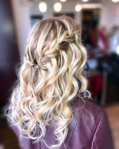 Blond fale z bocznym warkoczem Długie blond fale z bocznym warkoczem w półupięciu