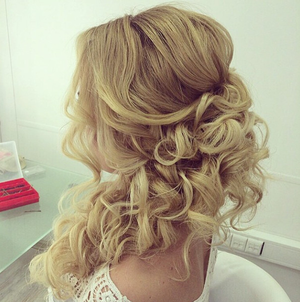 Luźne blond półupięcie ślubne z lokami Półdługie blond włosy z lokami w luźnym ślubnym półupięciu
