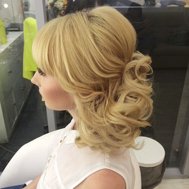 Blond półupięcie ślubne z lokami Blond fryzura ślubna z półupięciem i luźnymi lokami