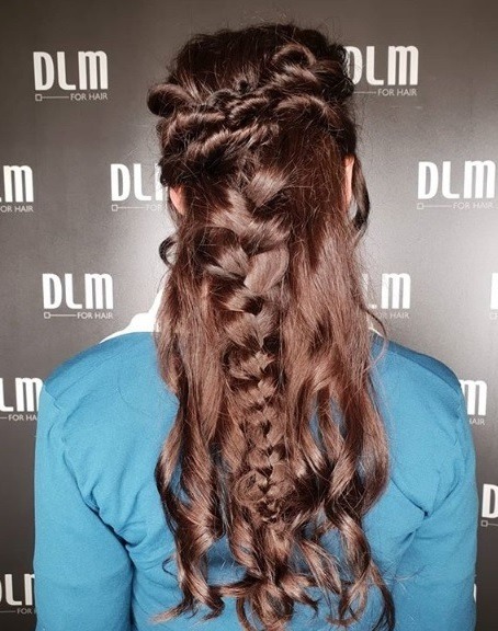 Brązowe półupięcie z warkoczem fishtail Długie brązowe włosy w półupięciu z szerokim warkoczem fishtail