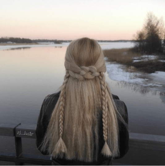 Blond półupięcie z kilkoma cienkimi warkoczami Długie blond włosy w średniowiecznym półupięciu z cienkimi warkoczami