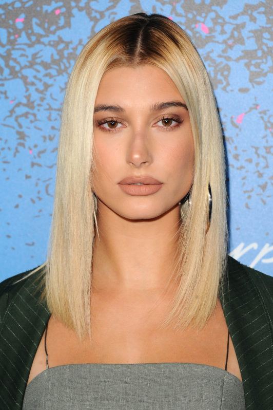 Gładki blond long bob z prostą linią Prosty blond long bob z ciemniejszą nasadą i przedziałkiem na środku