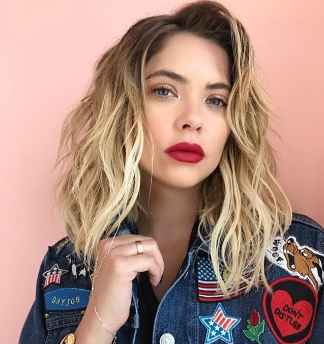Falowany blond long bob z teksturą Falowany blond long bob z ciemną nasadą i luźną teksturą