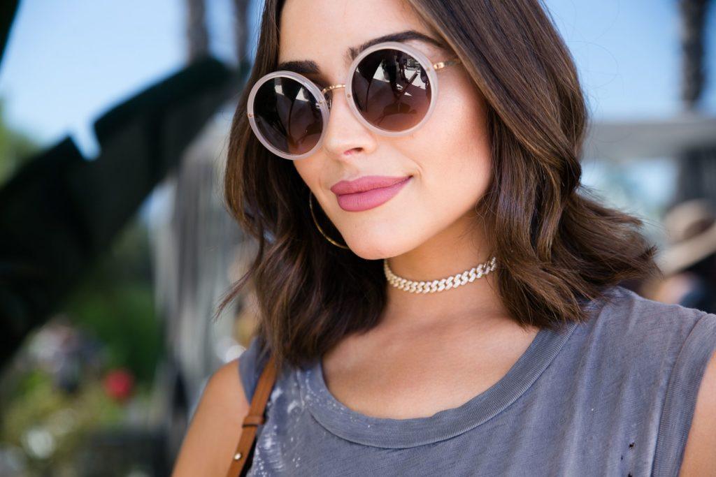 Naturalny brązowy long bob z falami Brązowy falowany long bob z przedziałkiem na środku