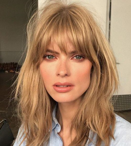 Warstwowy blond long bob z grzywką Blond long bob z grzywką i miękkimi warstwami do ramion