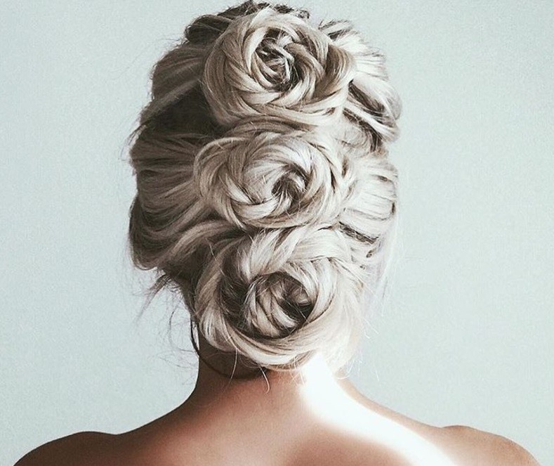 Upięcie z włosów uformowanych w róże Fantazyjne upięcie z blond pasm uformowanych w trzy róże
