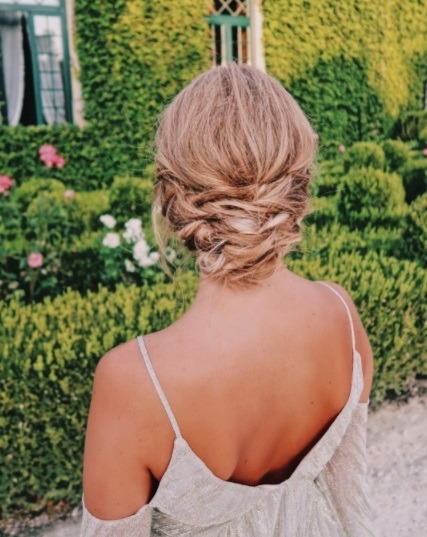 Niskie skręcone upięcie na falowanych włosach Niskie eleganckie upięcie ze skręconych falowanych włosów