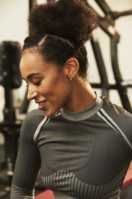 Wysoki afro puff na trening Wysoki afro puff na naturalnie kręconych włosach