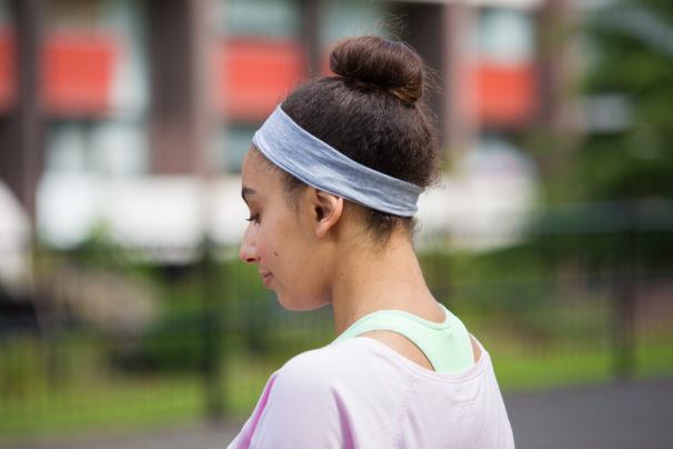 Wysoki kok ze sportową opaską Wysoki kok z szeroką szarą opaską sportową