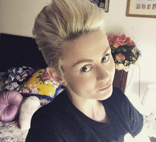 Krótkie pixie jako wygodna fryzura sportowa Bardzo krótkie blond pixie z uniesioną górą