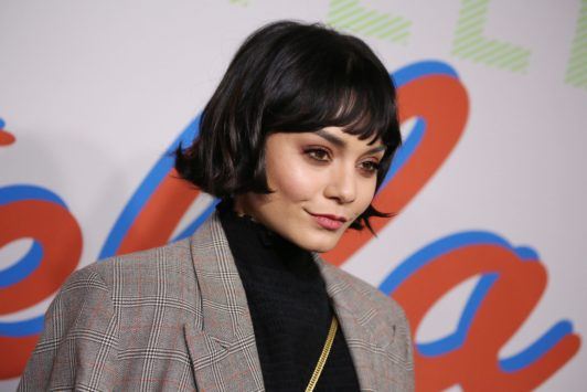 Czarny bob vintage z pełną grzywką Krótki czarny bob z prostą grzywką w stylu vintage