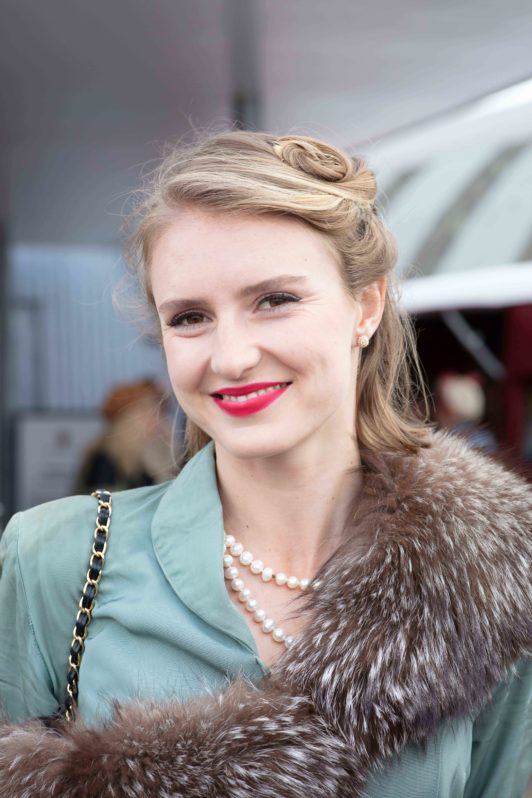 Krótkie blond włosy z plecionym upięciem Jasne krótkie włosy zaplecione i podpięte z boku