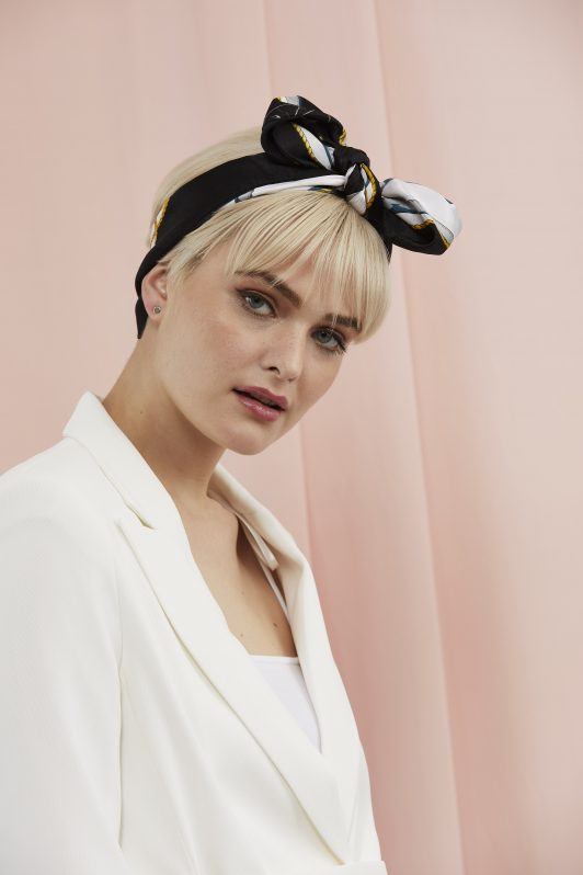 Blond fryzura vintage z czarną bandaną Krótki blond bob z czarną bandaną zawiązaną na głowie