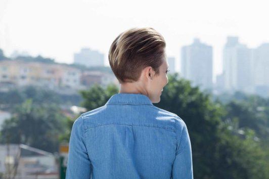 Pixie z krótkim karkiem pokazane od tyłu Krótkie ciemne pixie pokazane od tyłu z wygładzonym karkiem