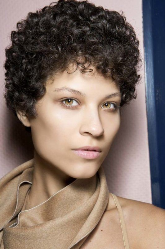 Ciemne kręcone pixie Kręcona ciemna fryzura pixie z krótkimi naturalnymi lokami