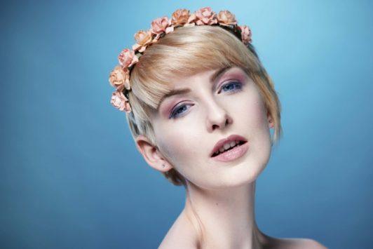 Blond pixie z kwiatową ozdobą Jasne pixie z kwiatową opaską i krótką grzywką