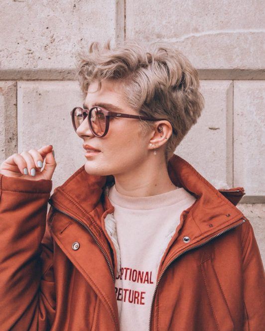 Popielate pixie z teksturą i krótkim karkiem Popielata fryzura pixie z krótkim karkiem i okularami