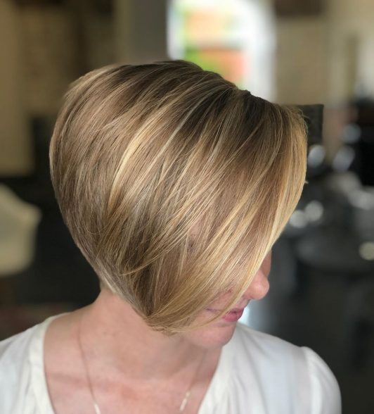 Gładkie asymetryczne pixie z blond refleksami Asymetryczne blond pixie z długą gładką grzywką