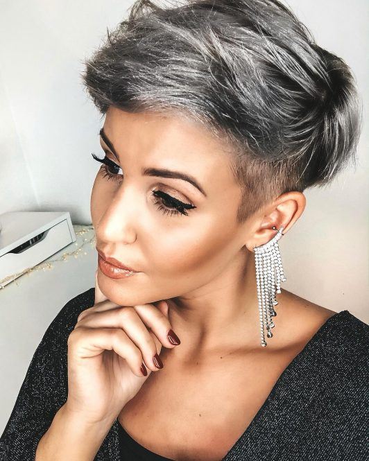 Srebrne pixie z dłuższą górą Srebrne asymetryczne pixie z uniesioną grzywką