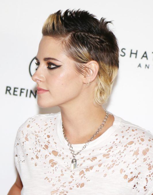 Dwukolorowe pixie z dłuższą górą Krótkie blond pixie z ciemniejszymi bokami i dłuższą górą