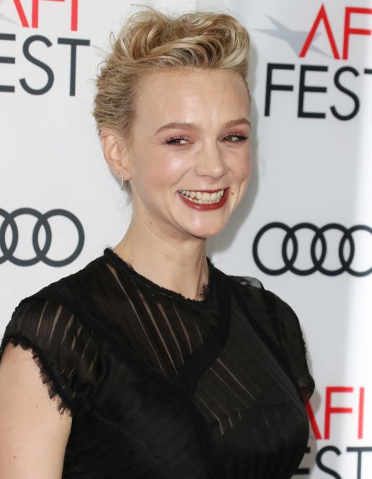 Eleganckie krótkie pixie zaczesane do tyłu Krótkie jasne pixie zaczesane do tyłu z delikatną objętością