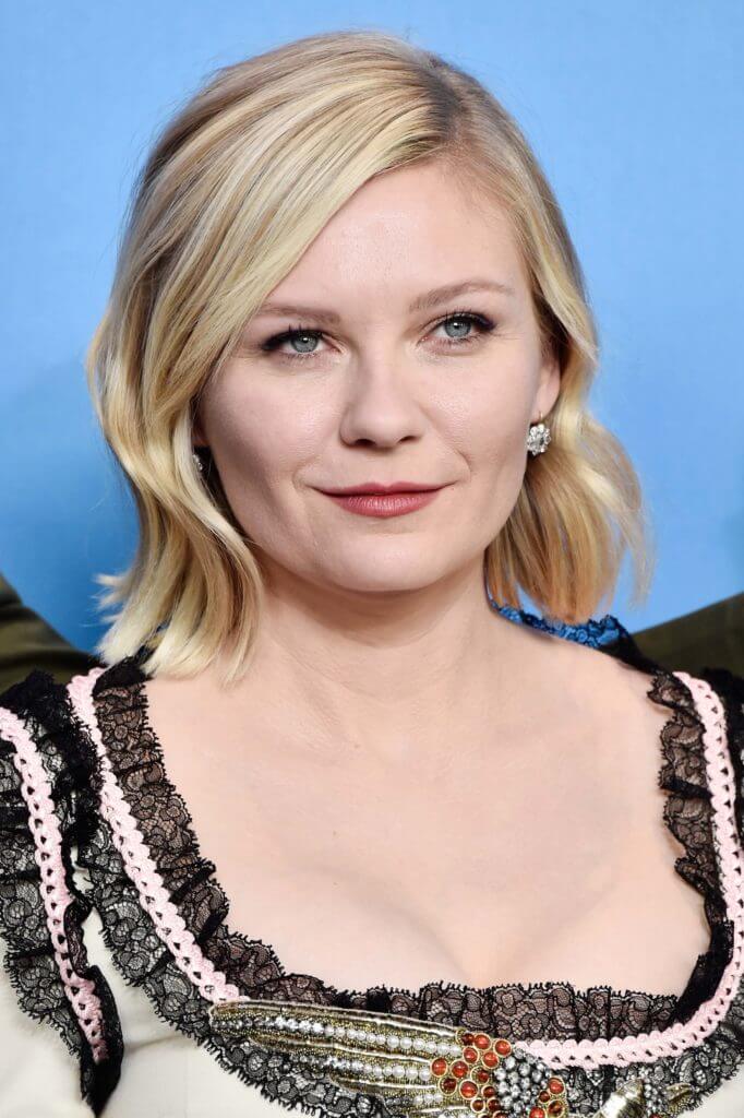 Naturalny blond bob z miękką falą Krótki blond bob z bocznym przedziałkiem i delikatną falą