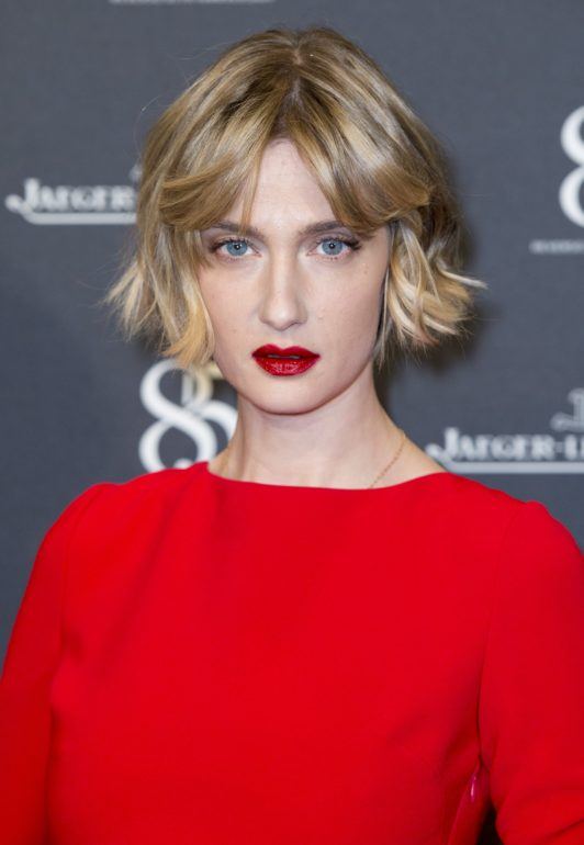 Falowany blond bob z miękką grzywką Krótki falowany blond bob z grzywką rozchodzącą się na boki