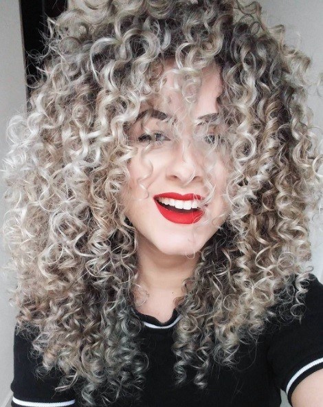 Popielate blond sprężynki z ciemną nasadą Długie popielate blond loki z ciemniejszą nasadą