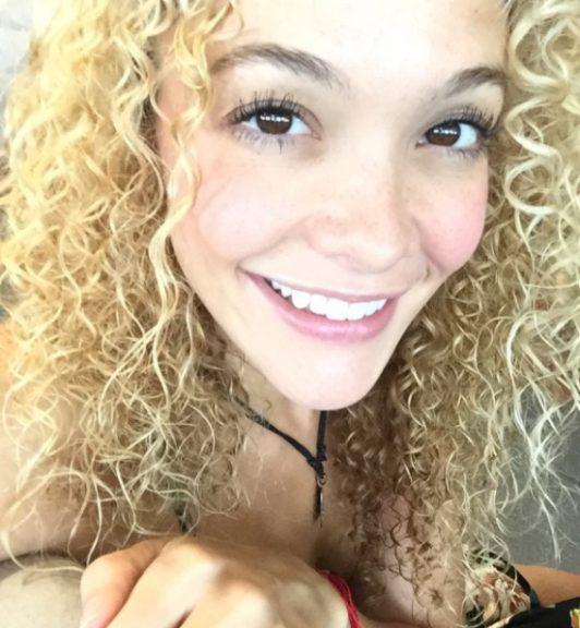 Długie jasne blond loki Długie jasnozłote blond włosy z drobnymi lokami
