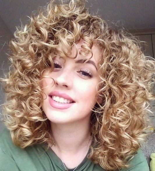 Miodowe blond loki do ramion Miodowe blond kręcone włosy do ramion z pełną objętością
