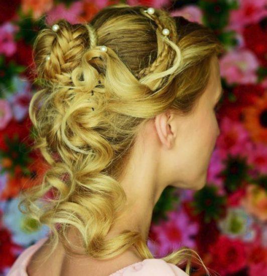 Blond upięcie z lokami i perłami Blond loki zebrane w wysokie upięcie z perłowymi ozdobami